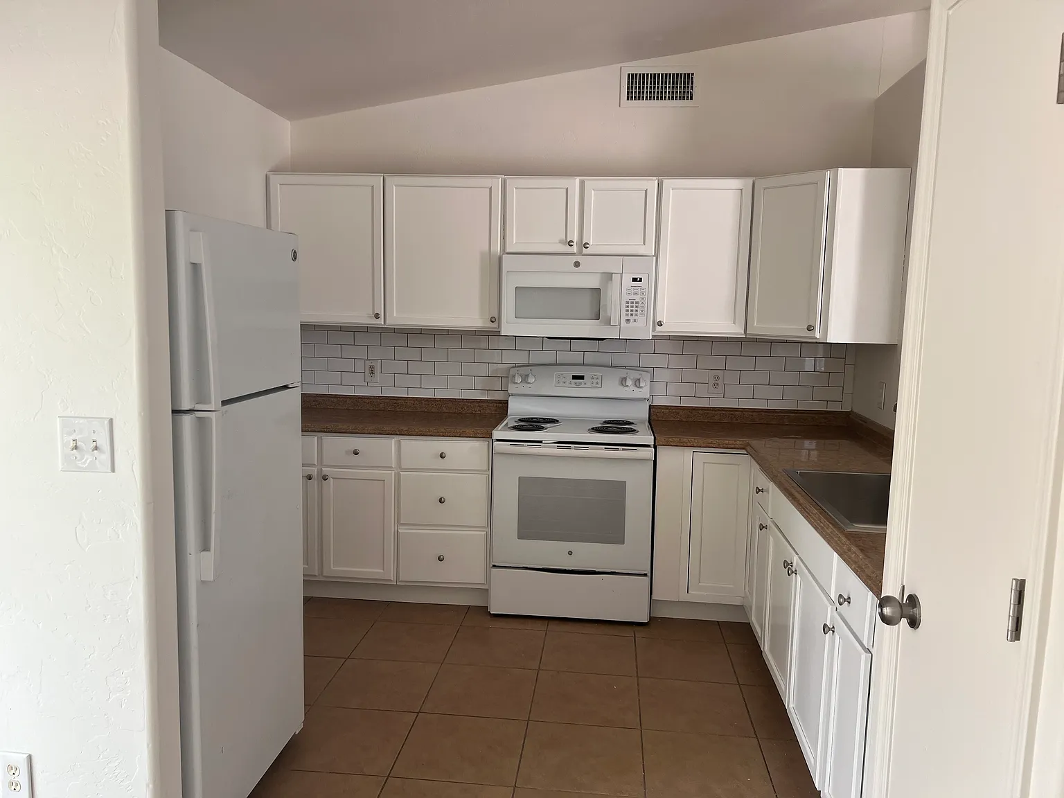 2 bed, 840 sqft, $1,300 — Photo 3