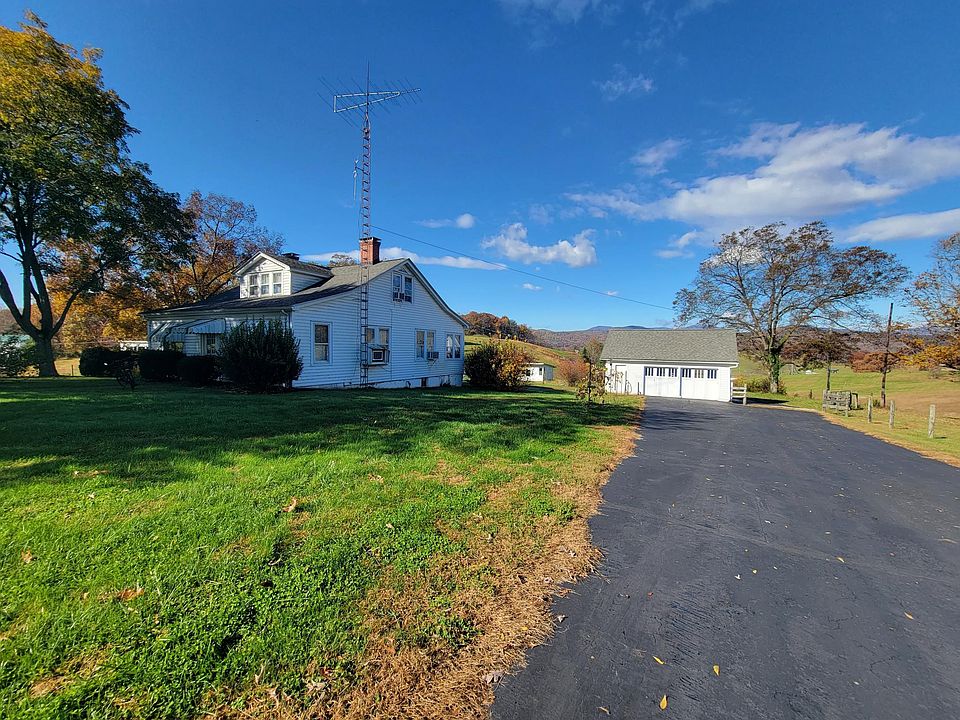 Madison cottage overlooking the Hebron Valley with amazing Blue Ridge views. Larger than it appears.
