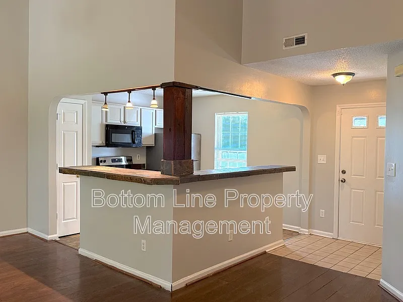 3 bed, 2.0 bath, 1200 sqft, $1,695 — Photo 4