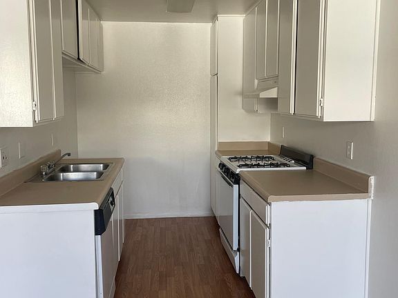 3rd image of 13816 Vanowen St #105