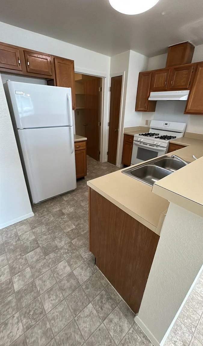 3 bed, 2.5 bath, 1328 sqft, $1,672 — Photo 3