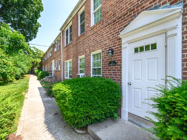 13 Clarmore Drive APT 1A, Norwalk, CT 06850