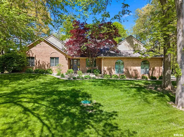 22 Oakcrest Dr, Pekin, IL 61554