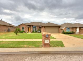 516 SW 43rd St, Moore, OK 73160