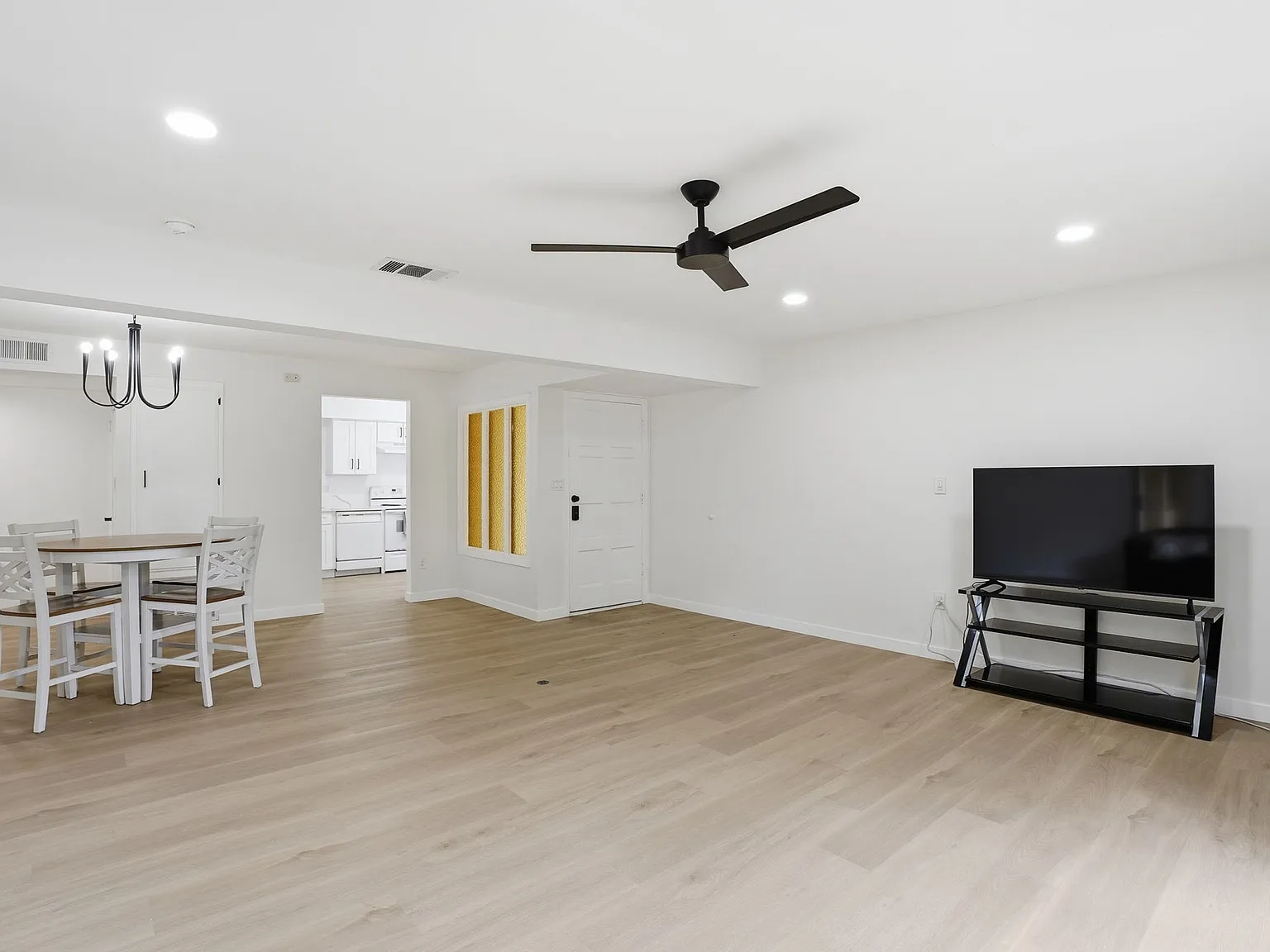 2 bed, 1252 sqft, $2,300 — Photo 2