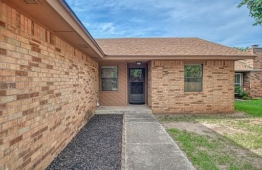 3rd image of 2326 Twisted Oaks Dr