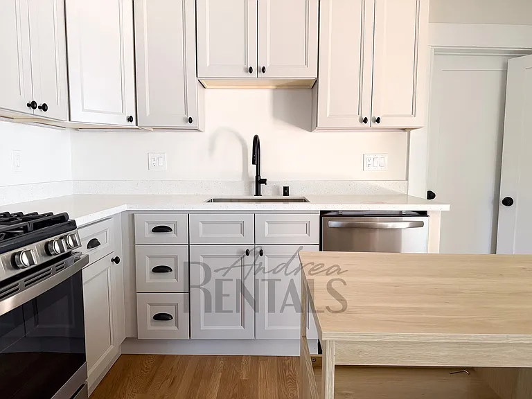 1329 Oxford St — Photo 13