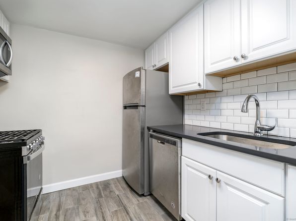 8 Clarmore Dr APT 2B