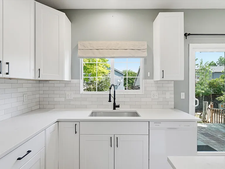 837 Riddlewood Ln — Photo 10