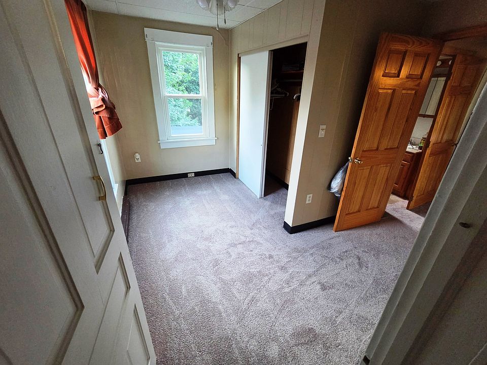 Smaller 2nd bedroom, office, or storage.