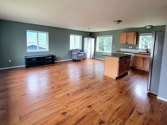 3rd image of 7695 Kildare Loop NW
