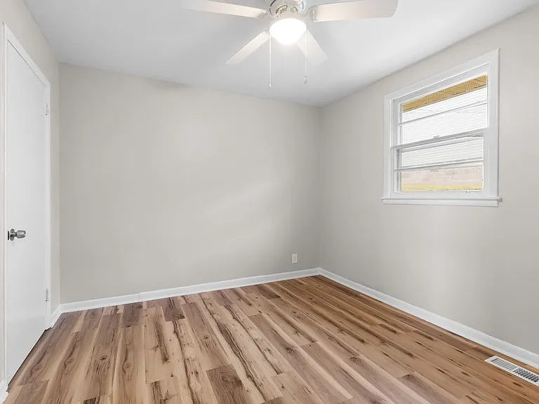 895 W Sharpe Ave #B — Photo 17