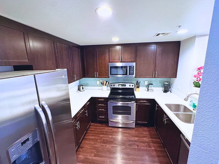 10740 Wilshire Blvd #605 — Photo 33