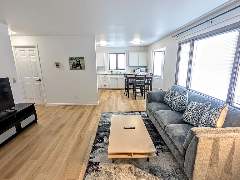 1401 Cordova St #4 — Photo 3