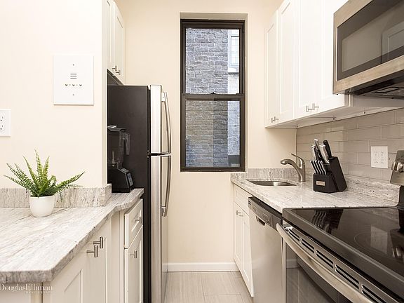 4th image of 203 W 54th St #9G