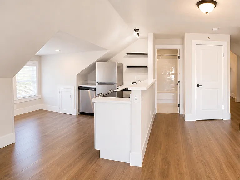 207 Chester Ave — Photo 6