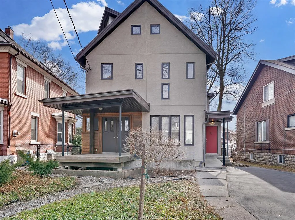 3 bed, $975 — Photo 1