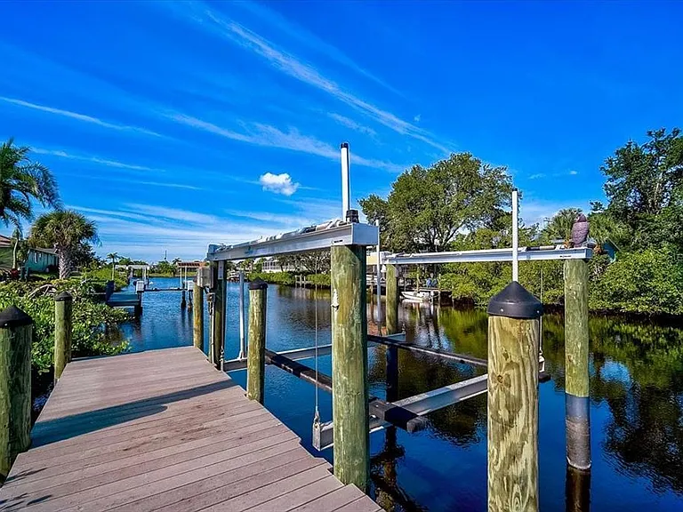 670 Coral Dr — Photo 11