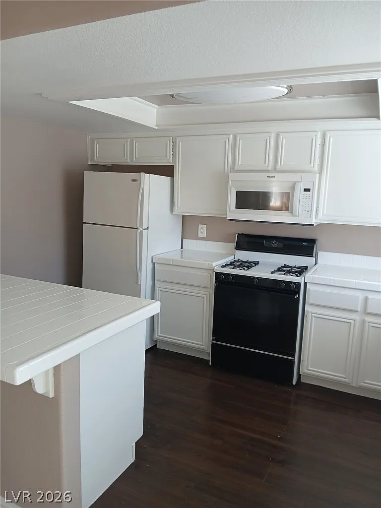 2 bed, 1.0 bath, 1018 sqft, $1,700 — Photo 4