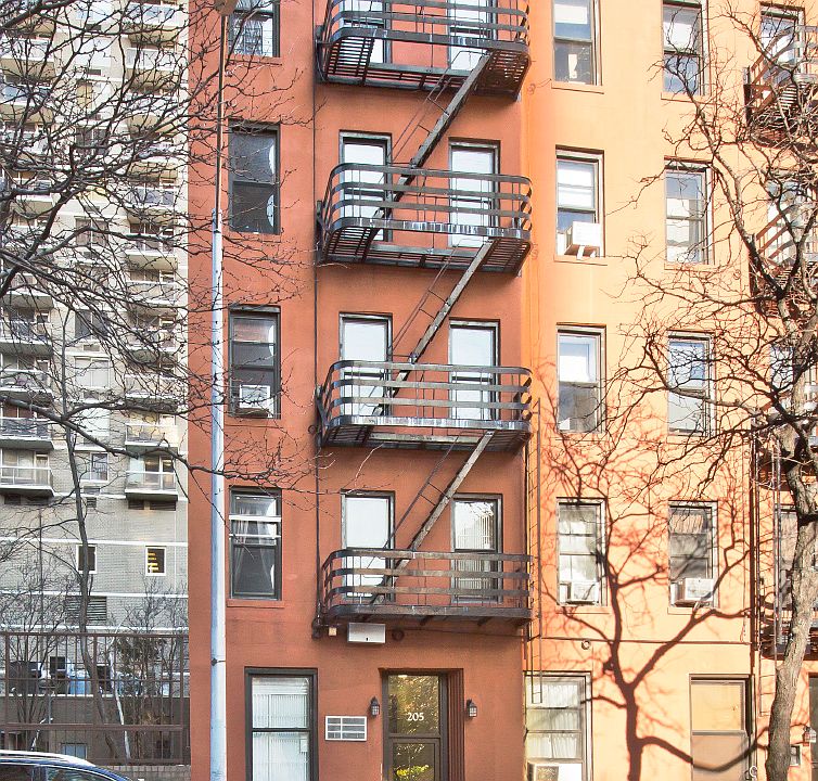 Building Photo 4