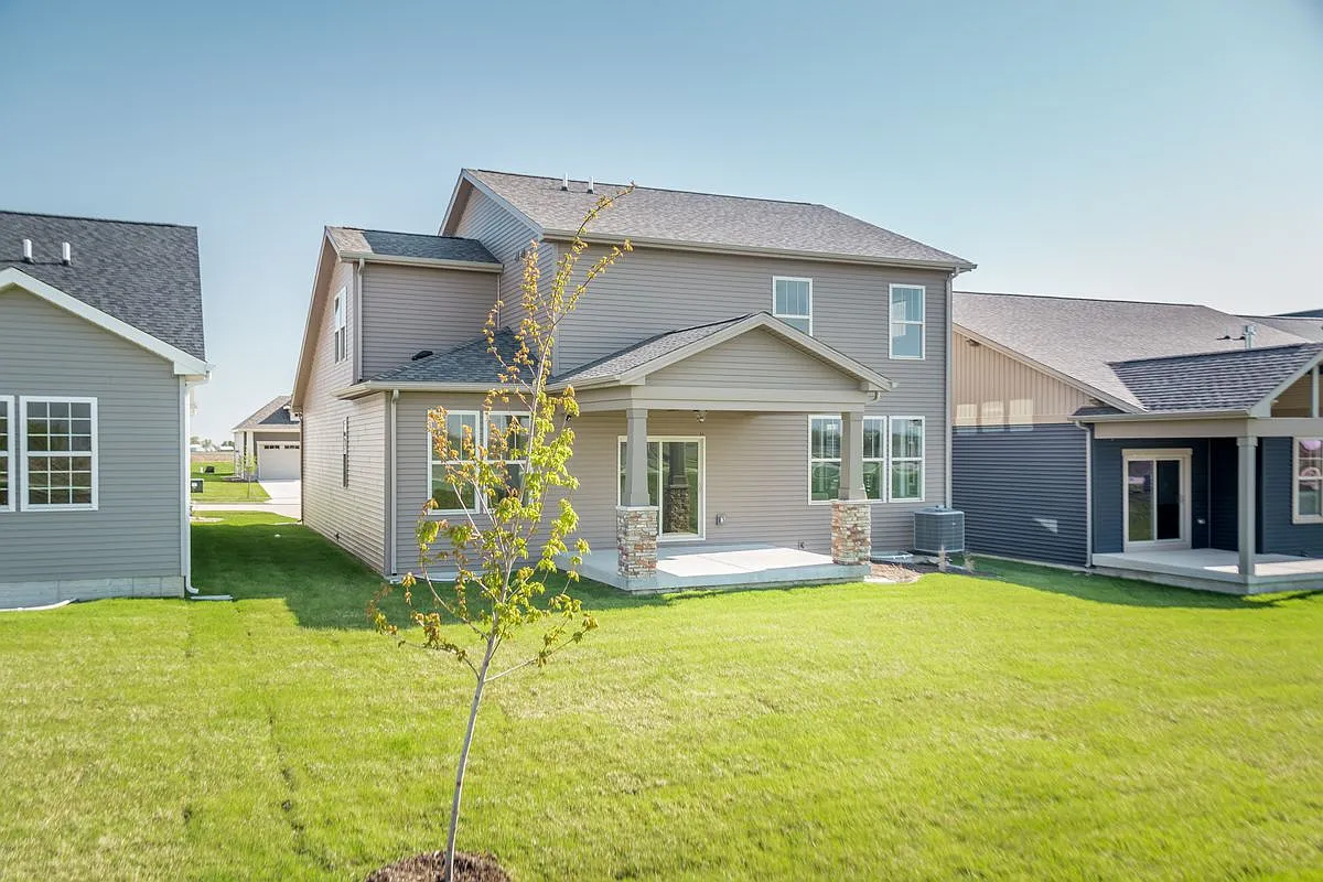 4 bed, 2.5 bath, 2568 sqft, $3,250 — Photo 2