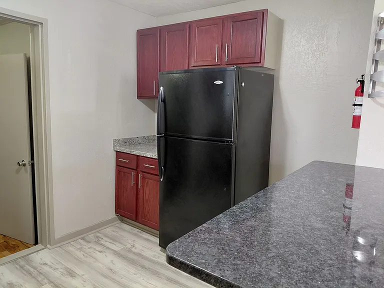 2947 Jefferson St — Photo 4