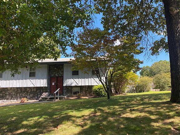2nd image of 233 E Sharon Cir