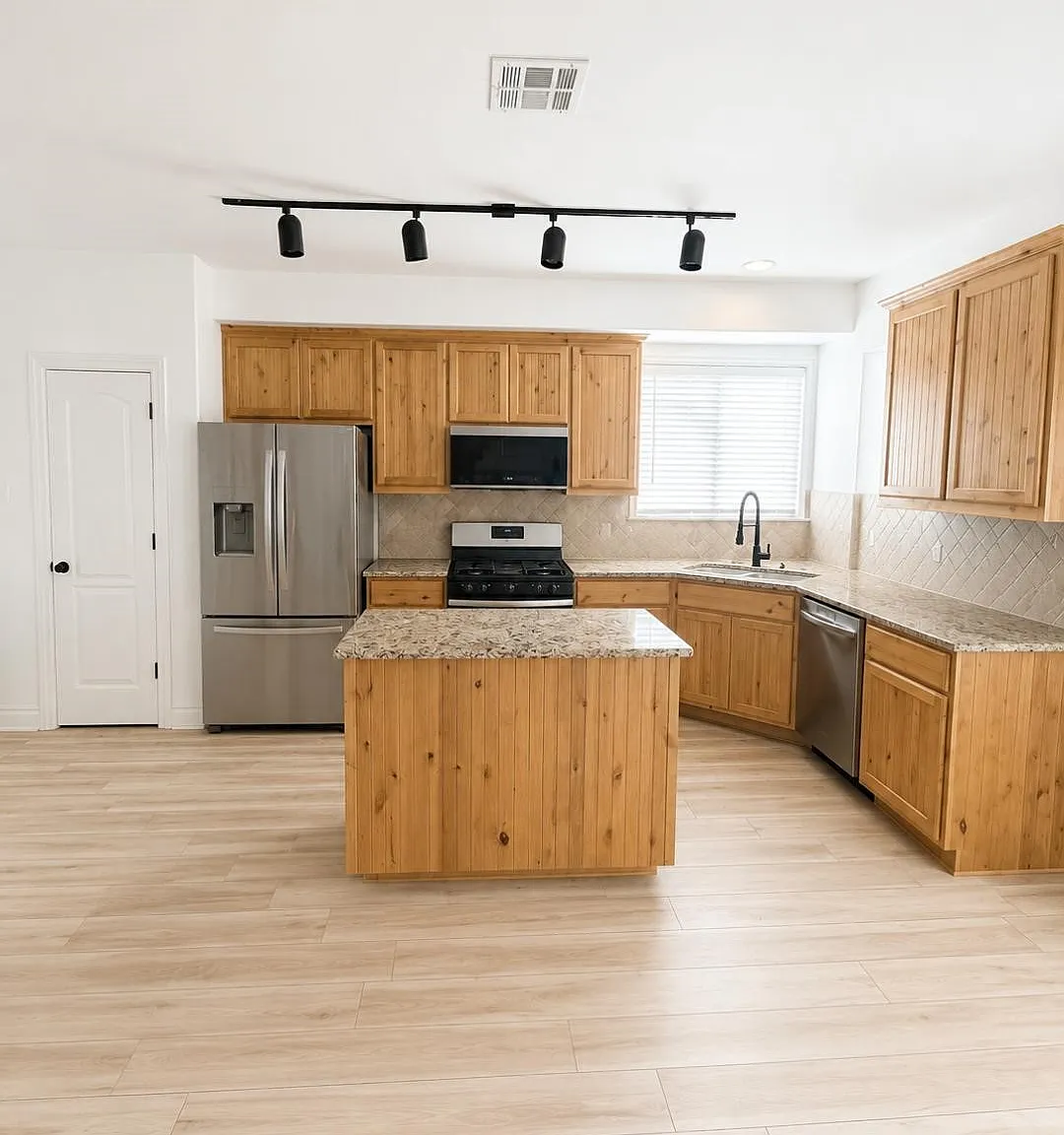 3 bed, 1488 sqft, $1,950 — Photo 4