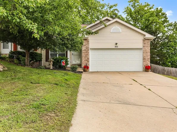 1912 Clark Dr, Washington, MO 63090