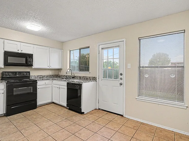 3301 Aurora St #B — Photo 10