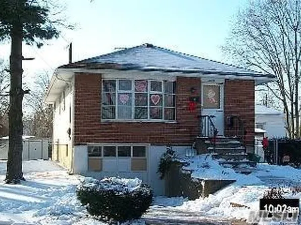 2874 Hempstead Ln, Wantagh, NY 11793