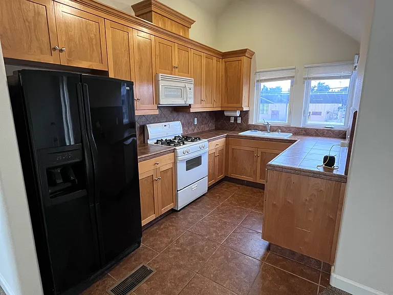 603 W Myrtle Ave — Photo 2
