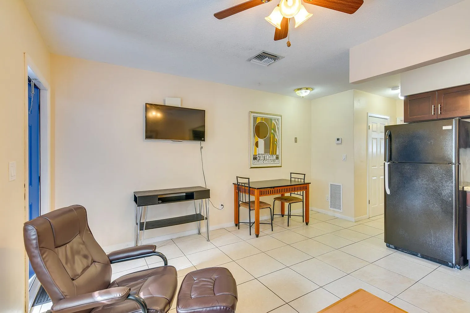 1 bed, 1.0 bath, 548 sqft, $2,322 — Photo 2