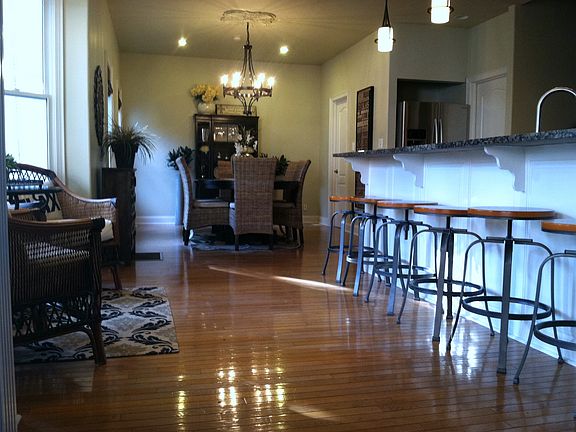 Kitchen w/ lots of room/flow