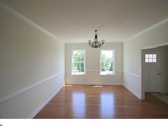 5th image of 1 Old Kings Hwy W
