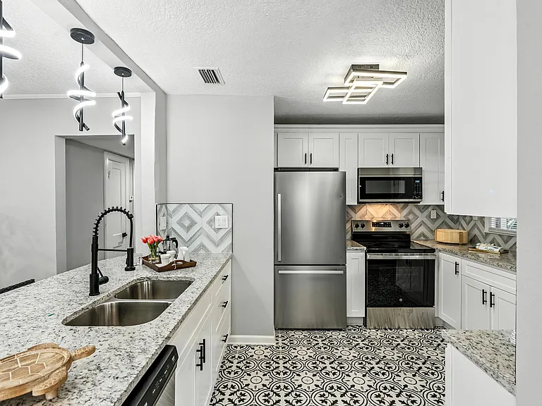 2039 Dellwood Ave — Photo 4