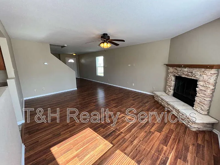 1422 Dowell St — Photo 6