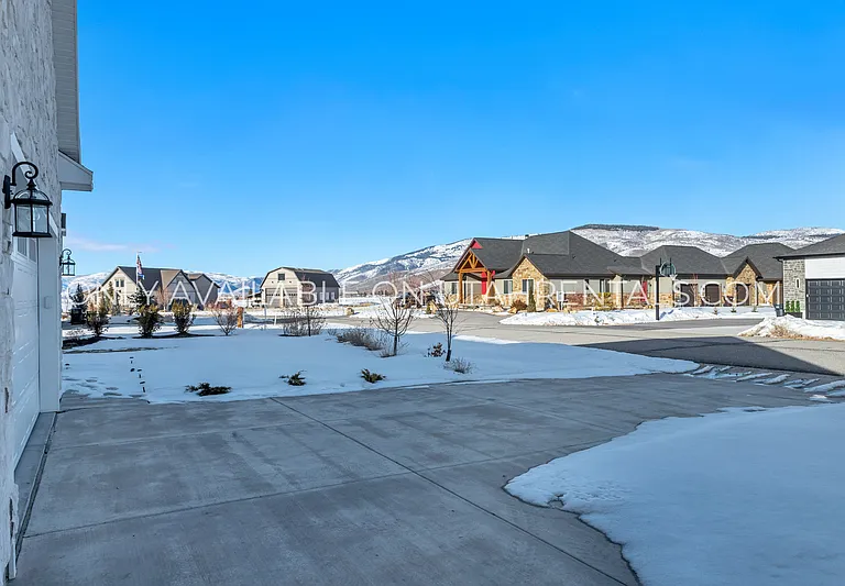 693 Spruce Way — Photo 35