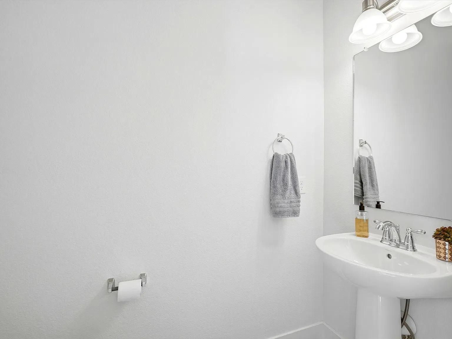 4 bed, 2432 sqft, $3,500 — Photo 4
