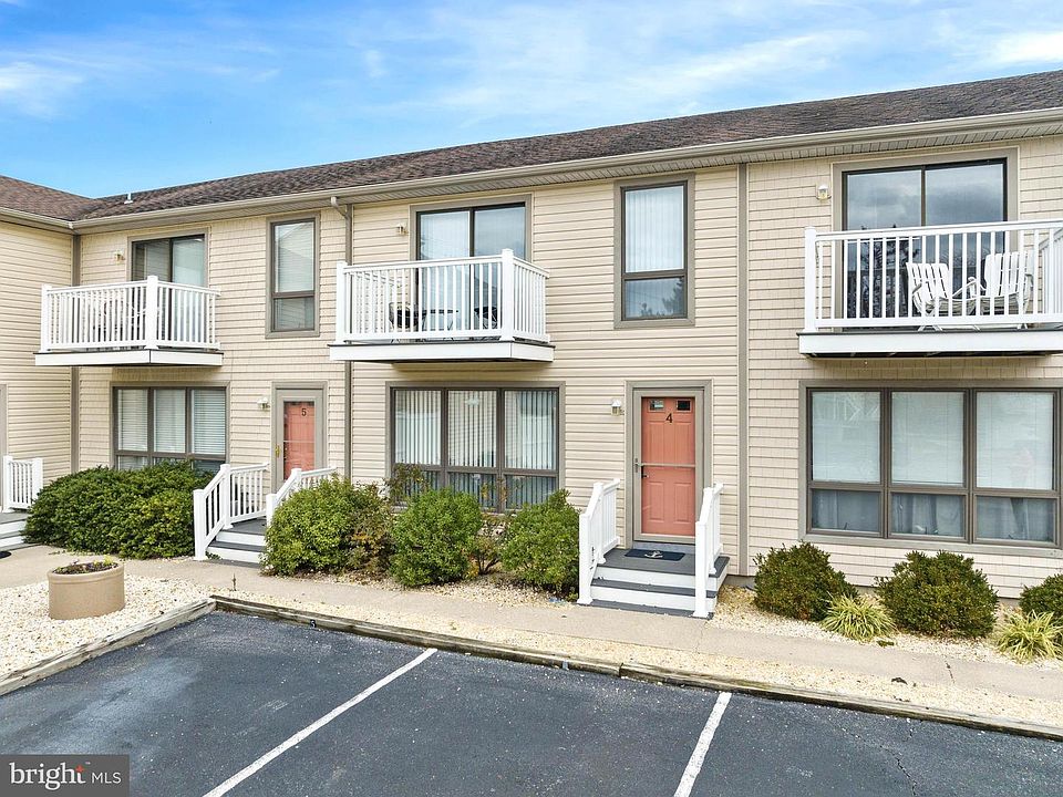 1st image of 215 Cedar St APT 4