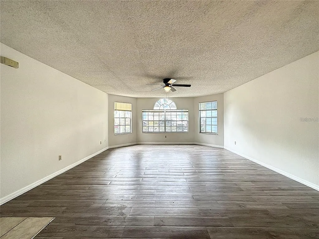 3 bed, 2.0 bath, 1287 sqft, $1,800 — Photo 3