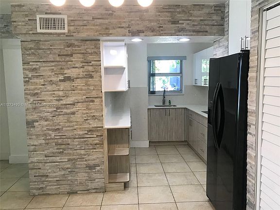 3rd image of 210 Fontainebleau Blvd APT 214