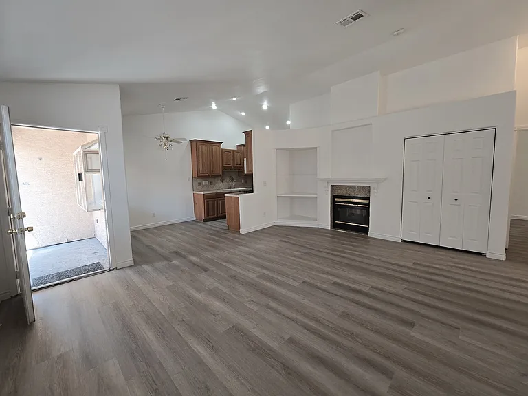 1612 N Torrey Pines Dr #104 — Photo 8