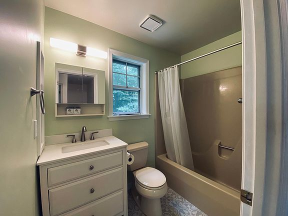 Common upstairs bathroom