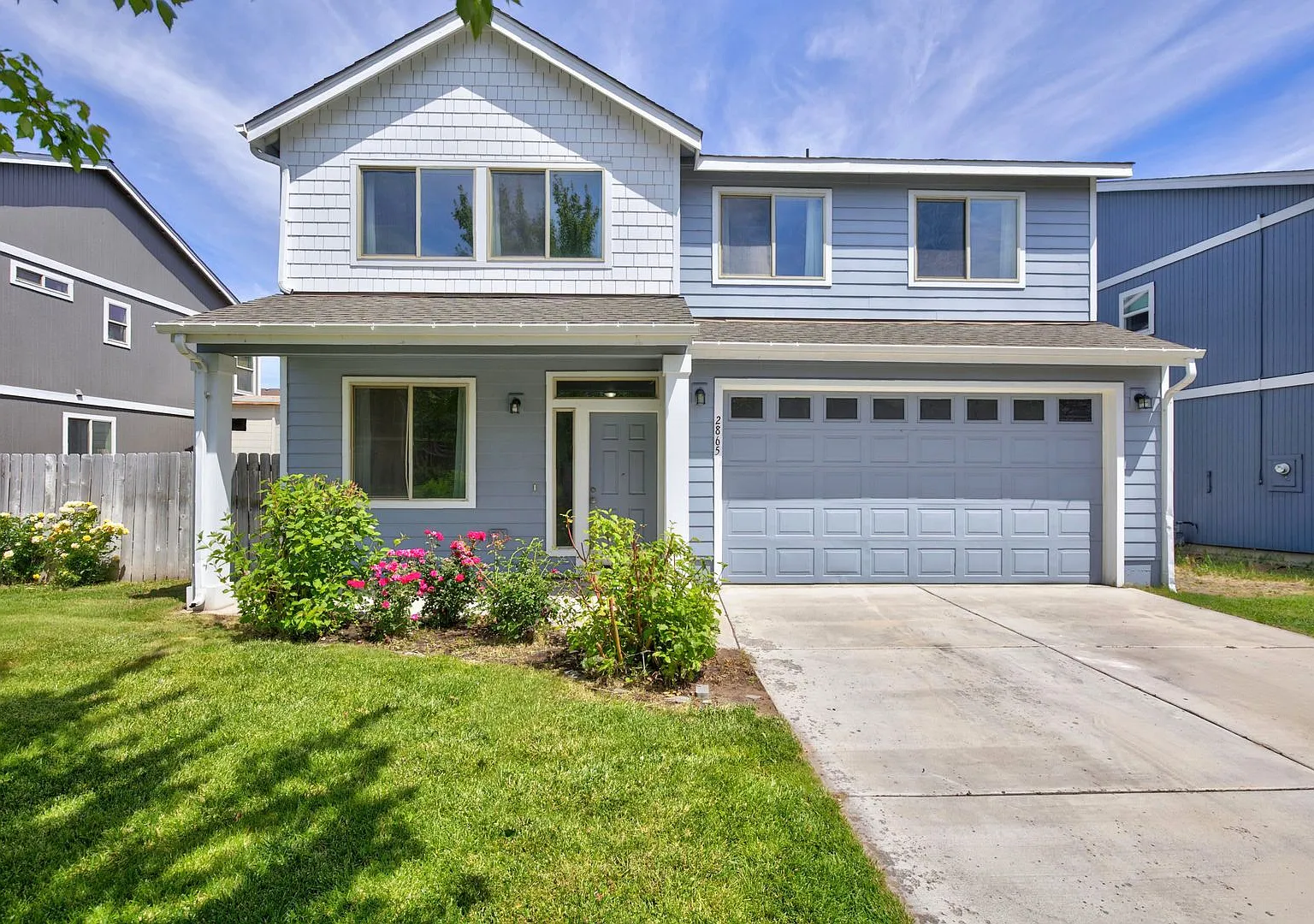 Large 2 Story Home 4 bedrooms, 2.5 baths, living room, large loft family rm, fenced yard & 2 car ... — Photo 1
