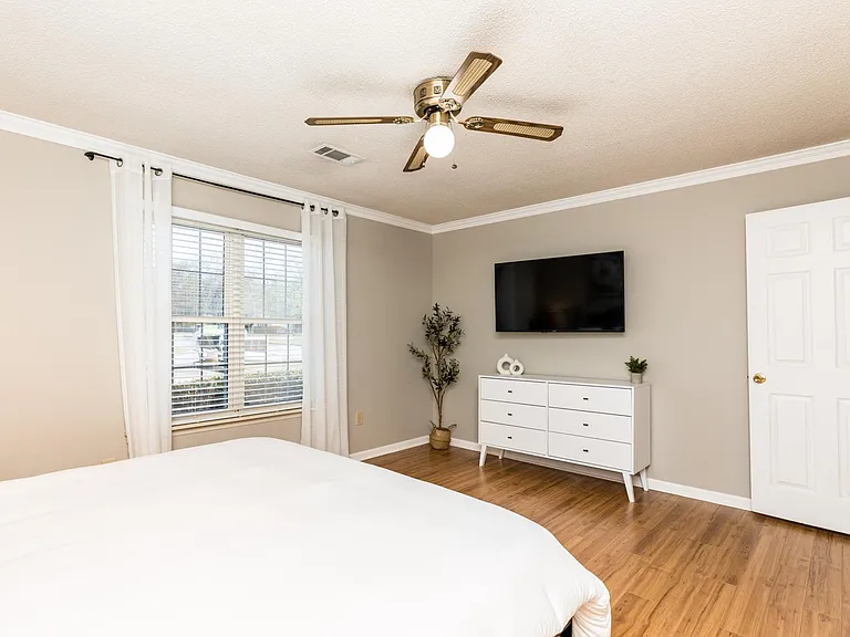 134 Sussex Dr — Photo 9