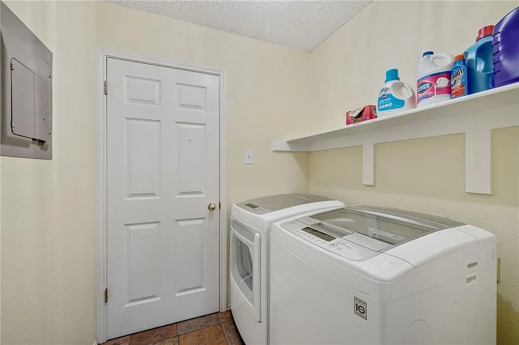 1910 Woodland Drive - 1 — Photo 3