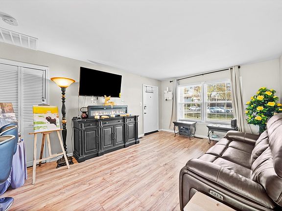 5th image of 226 Washington Sq APT A