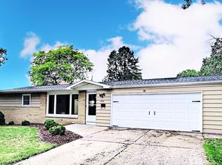 1955 Debra Ln, Green Bay, WI 54302