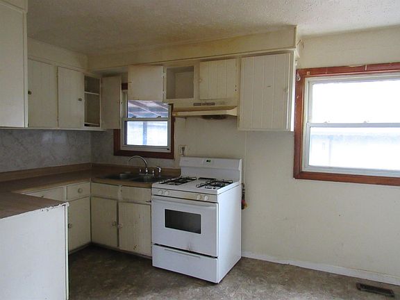 3rd image of 1123 Lexington Pkwy